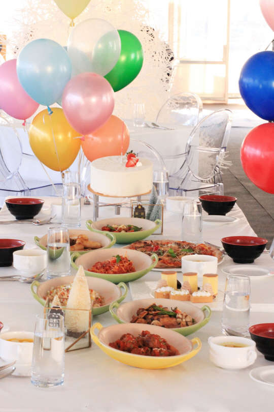 서울 남산에 위치한 도심 속 리조트, 반얀트리 클럽 앤 스파 서울의 아이스링크 셰블랑(Chez Blanc)이 어린이 생일 파티 패키지를 출시했다. 스케이트와 눈썰매를 즐길 수 있는 야외 아이스링크 입장권과 스케이트 렌탈, 파티 음식과 생일 케이크가 모두 포함됐다. 예약 및 문의 02)2250-8236, 8230  반얀트리 클럽 앤 스파 서울 제공